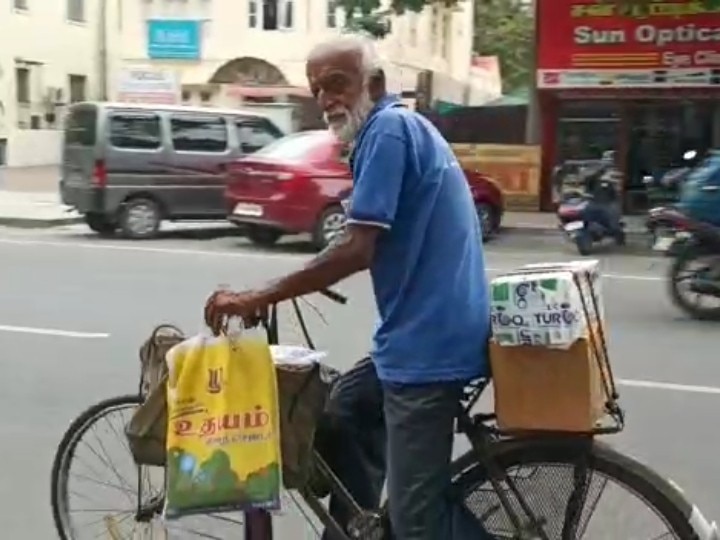 கையை இழந்தாலும் நம்பிக்கை இழக்காத முதியவர்; ஒற்றை கையுடன் சைக்கிள் ஓட்டி தபால் விநியோகம்