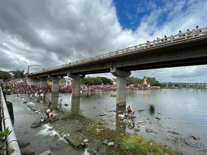 आळंदीतून प्रस्तान होण्याआधी माऊलींच्या पादुकांना इंद्रायणी नदीमध्ये स्नान घातलं जातं. त्यानंतर आज निरा नदीमध्ये स्नान घातला जातं आणि शेवटी पंढरपूरला पोहोचल्यानंतर चंद्रभागा नदीमध्ये स्नान घातलं जातं.