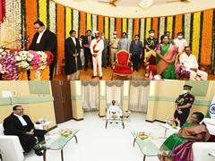 Viral Pic In Telangana : తెలంగాణ హైకోర్టు సీజే ప్రమాణ స్వీకారం సందర్భంగా అరుదైన దృశ్యం