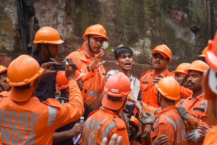 इस महीने महानगर में इमारत गिरने की यह तीसरी बड़ी घटना है. 23 जून को चेंबूर इलाके में दो मंजिला औद्योगिक ढांचे का एक हिस्सा गिरने से 22 वर्षीय एक व्यक्ति की मौत हो गई थी और 10 अन्य घायल हुए थे. नौ जून को उपनगरीय बांद्रा में तीन मंजिला आवासीय इमारत गिर गई थी, जिसमें 55 वर्षीय एक व्यक्ति की मौत हो गई थी और 18 अन्य लोग घायल हुए थे.