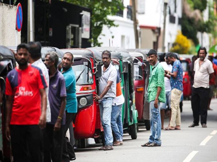 Sri Lanka suspends fuel sales for common people two weeks amid economic crisis Sri Lanka Crisis : श्रीलंकेचा पाय आणखी खोलात! पेट्रोल-डिझेलचाही साठा संपला