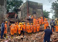 Mumbai Building Collapse: कुर्ला में इमारत गिरने के हादसे में 11 लोगों की मौत, देखें दिल दहलाने वाली तस्वीरें