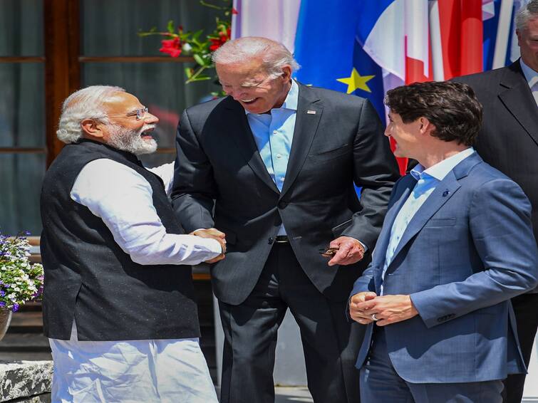 Watch US President Joe Biden Walking up to greet PM Modi at G7 Summit Video Goes Viral Joe Biden Greets PM Modi: మోదీ భూజం తట్టి ఆప్యాయంగా పిలిచిన బైడెన్- వైరల్ వీడియో చూశారా?