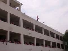 In Pics : सागर में बैग गुम होने से नाराज हुई कॉलेज की छात्रा, तीसरी मंजिल पर चढ़कर देने लगी आत्महत्या की धमकी, पुलिस ने ऐसे मनाया