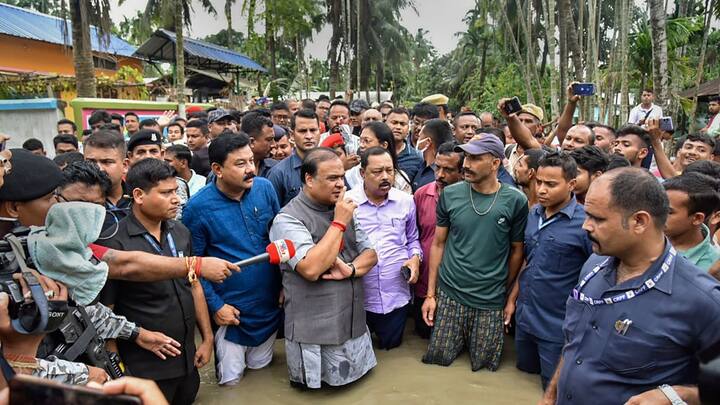 বন্যার দ্বিতীয় ধাক্কা সহ্য করার পর ধীরে ধীরে ঘুরে দাঁড়াচ্ছে অসম। কিন্তু মঙ্গলবার পর্যন্ত ২৮ জেলার ২৪ লক্ষ বাসিন্দা বিপর্যস্ত।