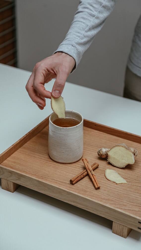 গলা ব্যথা, খুশখুশে কাশি- আরাম পাবেন আয়ুর্বেদ টোটকায়