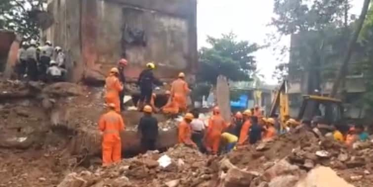 Four storey building collapsed in Mumbai one dead several still stuck Mumbai House Collapse: মধ্যরাতে মুম্বইয়ে হুড়মুড়িয়ে ভেঙে পড়ল বাড়ি, মৃত এক, ধ্বংসস্তূপে এখনও আটকে অনেকে