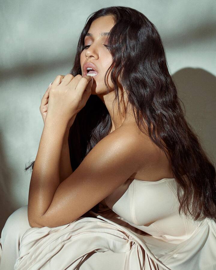 બૉલીવુડ એક્ટ્રેસ ભૂમિ પેડનેકર દરેક લૂકમાં ગ્લેમરસ લાગે છે. અભિનેત્રી પોતાની ઈન્સ્ટાગ્રામ પર સુંદર તસવીરો શેર કરતી રહે છે. વ્હાઈટ કલરના ડ્રેસમાં ભૂમિ ખૂબ જ સુંદર લાગી રહી છે.