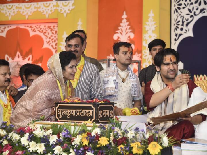 MP News: कथावाचक धीरेंद्र शास्त्री के बिगड़े बोल- 33 करोड़ देवता हैं चांद मियां पूजने की जरूरत नहीं Dhirendra Krishna Shastri from Bageshwar Dham if there are 33 categories of deities, then what is the need to worship Chand Miyan MP News: कथावाचक धीरेंद्र शास्त्री के बिगड़े बोल- 33 करोड़ देवता हैं चांद मियां पूजने की जरूरत नहीं