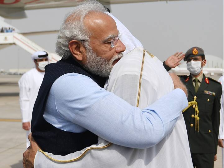 तो वहीं विदेश मंत्रालय के प्रवक्ता अरिंदम बागची ने कहा कि यूएई के राष्ट्रपति और अबू धाबी के शासक शेख मोहम्मद बिन जायद अल नाहयान शाही परिवार के वरिष्ठ सदस्यों के साथ एक खास अंदाज में पीएम के साथ बातचीत के लिए अबू धाबी हवाई अड्डे पर मौजूद रहे.