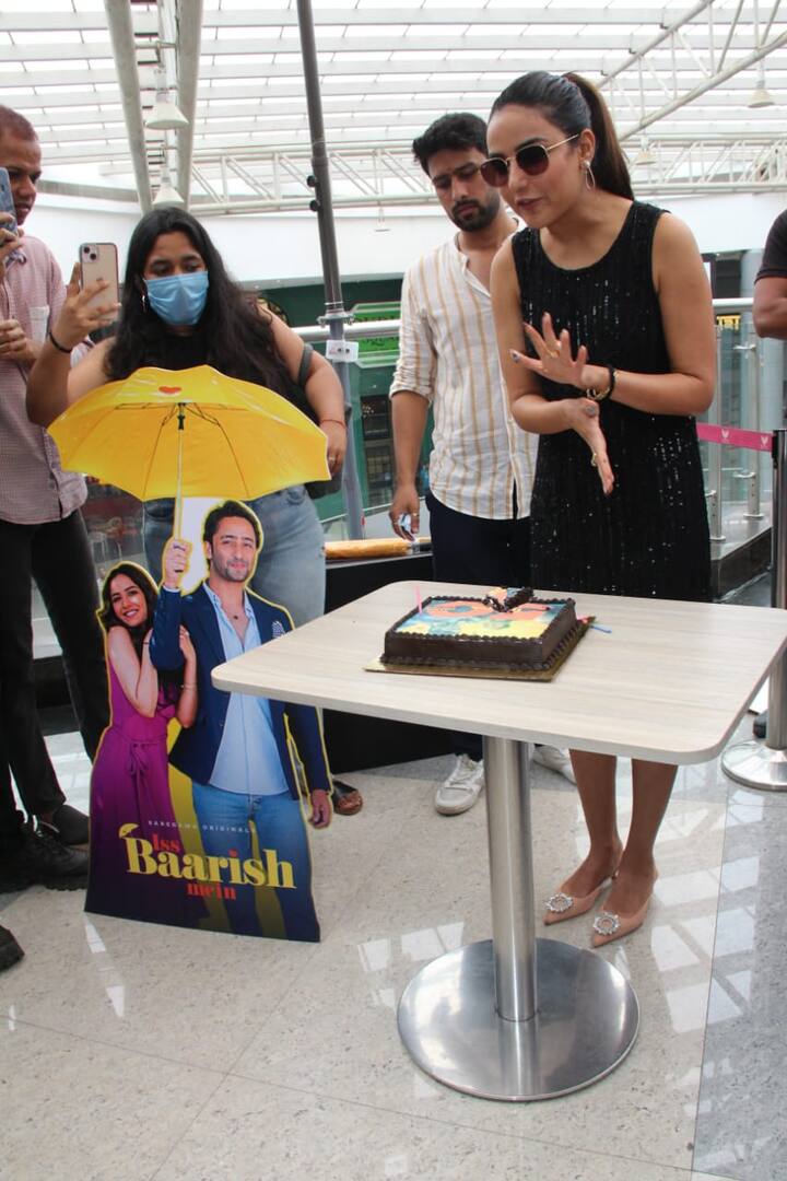 इस दौरान जैस्मिन भसीन ऑल ब्लैक लुक में नजर आईं. केक कटिंग के लिए जैस्मिन ब्लैक कलर की वन पीस ड्रेस में पहुंची.