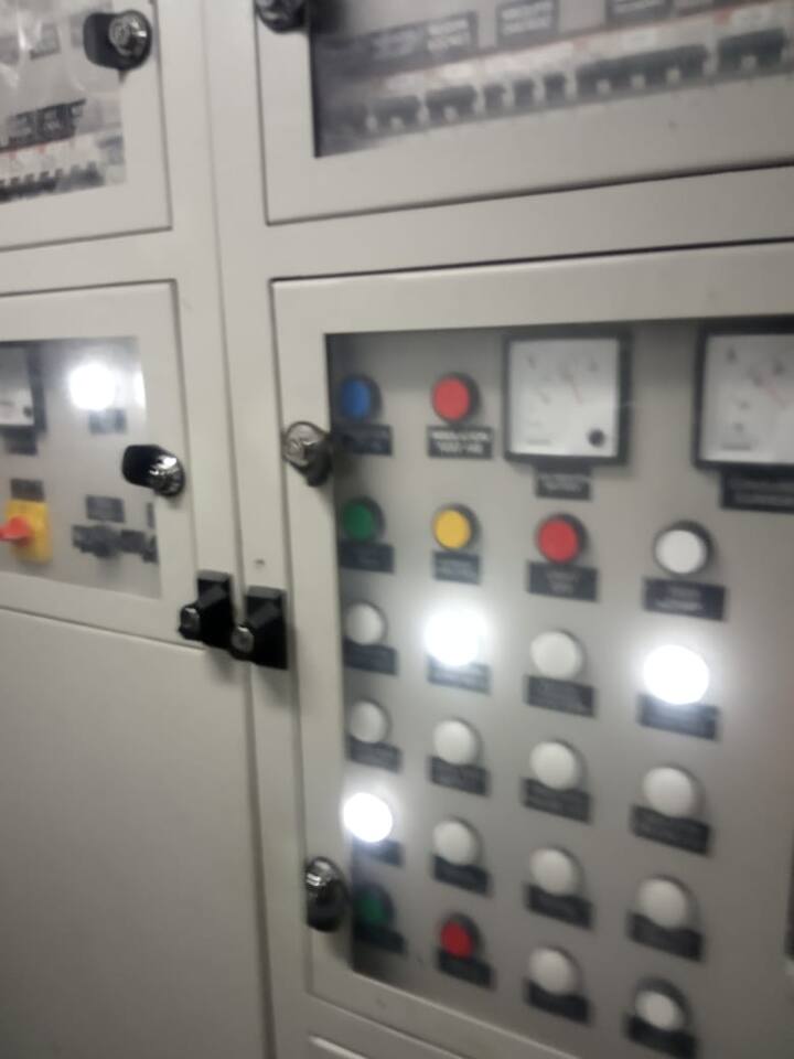 स्वच्छता गृहाची होणारी पडझड, गार जेवण आणि स्वीचबोर्डची दुरावस्था यामुळे प्रवाशी डेक्कन क्विनच्या सुविधेवर नाराज आहे.