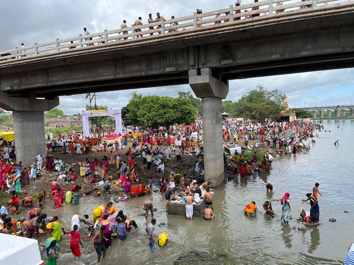 वाल्हेतील मुक्काम संपवून वारी लोणंदच्या दिशेने रवाना होईल. त्यापुर्वी पादुकांना निरा स्नान घातलं जातं. यात तिरावर अनेक वारकऱ्याांनी अभंग गात स्नानाचा आनंद तुटला.