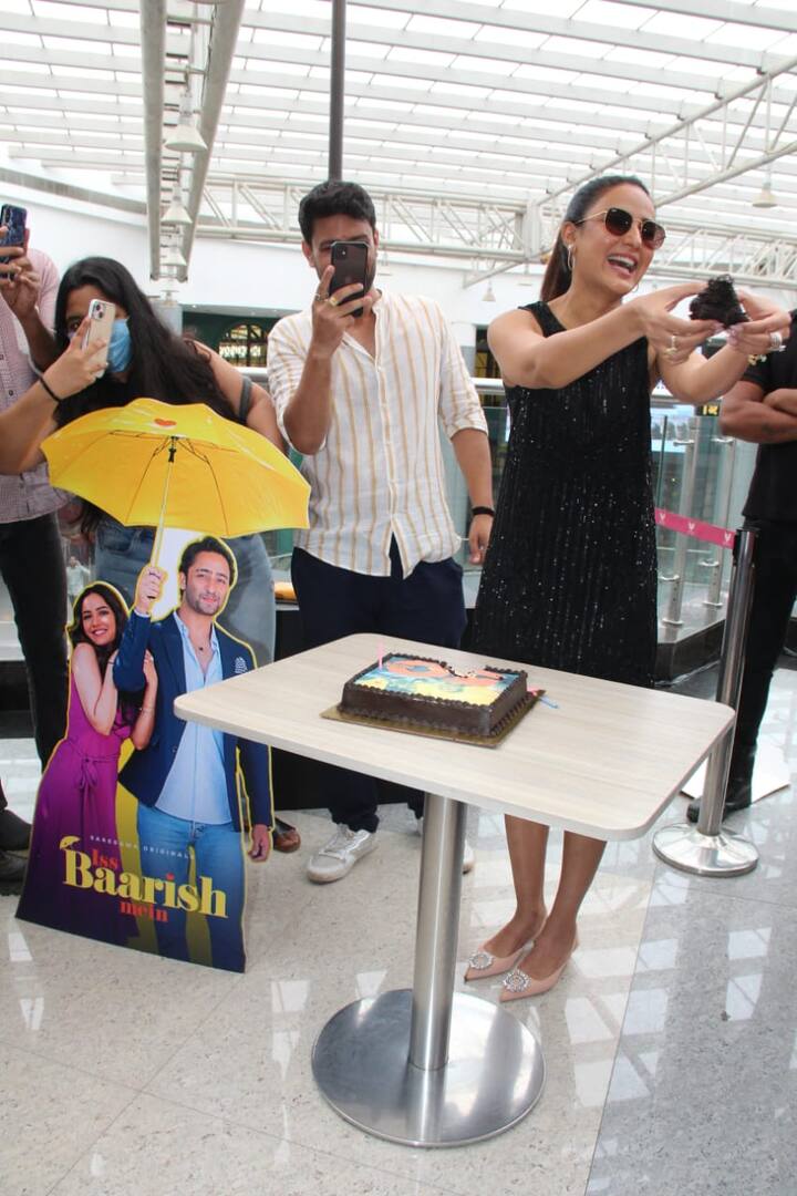 केक कटिंग के लिए पहुंची जैस्मिन भसीन अपने जन्मदिन के साथ-साथ अपने गाने की भी सक्सेस सेलिब्रेट करती दिखीं.