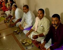 Ahmedabad Jagannath Rathyatra 2022: બે વર્ષ બાદ જગન્નાથ મંદિરમાં યોજાયો ભંડારો, સાધુ-સંતોને પીરસાયો ભોજનનો રસથાળ