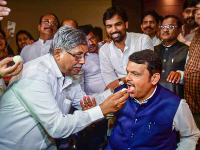 Devendra Fadnavis Said Yes To Deputy Post After PM Modis Calls Report பிரதமர் மோடியிடமிருந்து வந்த 2 போன் கால்..! பட்னாவிஸ் துணை முதலமைச்சர் பதவிக்கு பின்னால் நடந்தது என்ன?