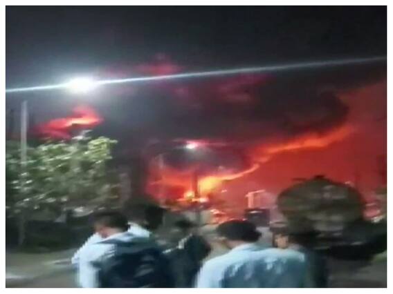 Maharashtra Fire: पालघर के तारापुर में एक केमिकल फैक्ट्री में लगी भीषण आग, कई फीट ऊंची उठी रही आग की लपटें Maharashtra Fire: पालघर के तारापुर में एक केमिकल फैक्ट्री में लगी भीषण आग, कई फीट ऊंची उठी रही आग की लपटें