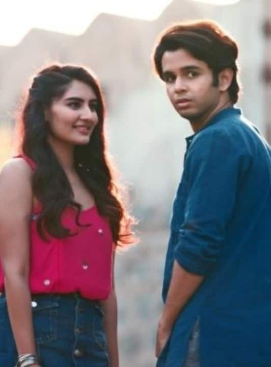 'इंदौरी इश्क' (Indori Ishq) वेब सीरीज की कहानी एक छोटे शहर की अधूरी लव स्टोरी पर बेस्ड है. इसमें प्रेमी को उसके बचपन के प्यार द्वारा धोखा मिलना और उसके बाद की चीजें दिखाई गई हैं. इस सीरीज को आप एम एक्स प्लेयर पर देख सकते हैं.