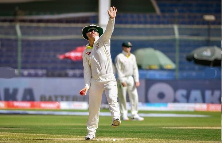 David Warner brilliant catch to dismiss Karunaratne Amid LBW appeals sri lanka vs australia test, Watch Video David Warner Stunning Catch: উপস্থিত বুদ্ধি! এলবিডব্লিউয়ের আবেদনের মধ্যেও অবিশ্বাস্য ক্যাচ ওয়ার্নারের