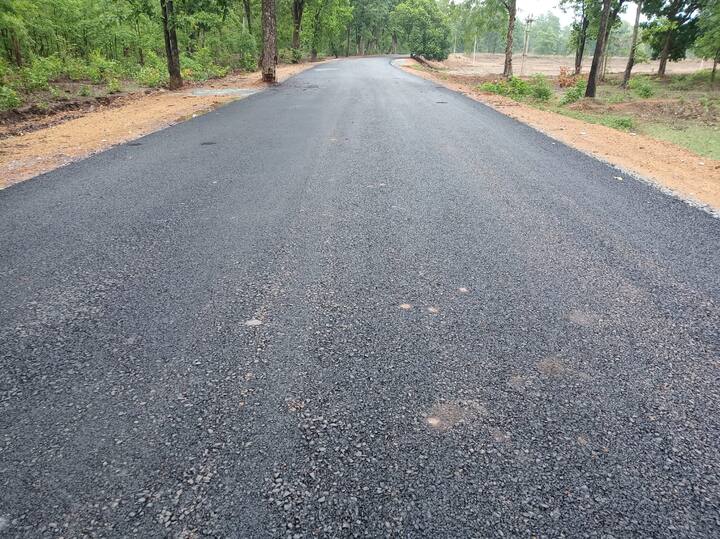 छत्तीसगढ़ के बस्तर में सड़कों का निर्माण करना किसी चुनौती से कम नहीं है. बस्तर में नक्सली सड़कों का निर्माण नहीं चाहते हैं. इस वजह से इसका विरोध कर बड़ी घटनाओं को अंजाम देते हैं लेकिन केंद्र सरकार की R.R.P योजना के तहत इन नक्सल प्रभावित क्षेत्रो में विकास पहुंचाने के लिए साल 2015 से अब तक 1600 किलोमीटर सड़क बनाई जा चुकी है.