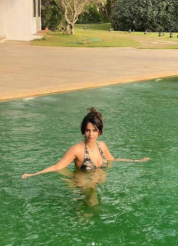 'मर्डर' सिनेमामुळे तिला लोकप्रियता मिळाली. (Photo:@mallikasherawat/IG)