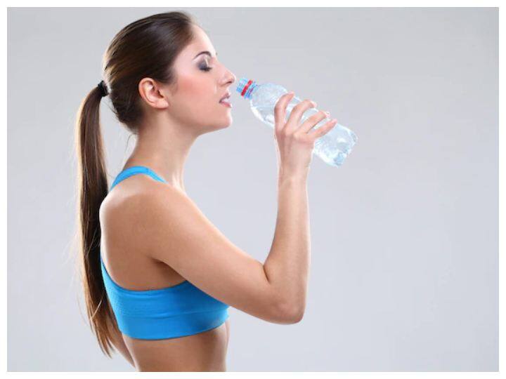 प्लास्टिक के बोतल: प्लास्टिक के बोटल में पानी पीने से उनके केमिकल पानी में मिल जाते हैं. जिसकी वजह से हेल्थ के लिए यह अनहेल्दी होता है.