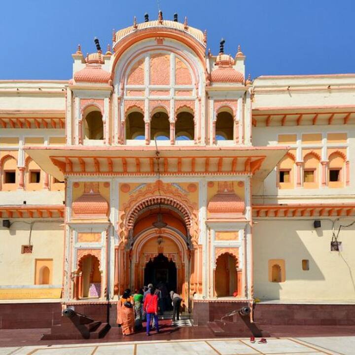 वहीं जब रानी की कई महीनों की तपस्या के बाद जब राम जी ने उन्हें दर्शन नहीं दिए तो वो हताश होकर नदी में कूद गई. जिसके बाद उन्हें रामजी के दर्शन हुए. इस दौरान रानी ने भगवान राम से ओरछा चलने का निवेदन किया. लेकिन रानी की बात सुनकर भगवान राम ने उनके सामने एक शर्त रखी. भगवान राम ने कहा कि, वो ओरछा तभी जाएंगे जब वहां सत्ता और राजशाही होगी. इसी के बाद महाराजा मधुकरशाह ने ओरछा में रामराज की स्थापना की जो आज भी मौजूद है.