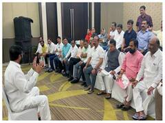 Maharashtra Political Crisis: महाराष्ट्र के बिगड़े राजनीतिक माहौल के बीच बागी विधायकों ने खाई खिचड़ी, तस्वीरें वायरल