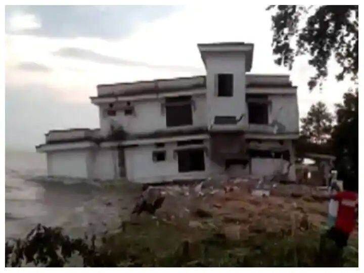 Floods in Assam entire police station fell into river building collapsed marathi news Assam Flood Video : आसाममध्ये पुराचा हाहाकार; संपूर्ण पोलीस ठाणे नदीत सामावले, पत्त्यांप्रमाणे कोसळली दुमजली इमारत 