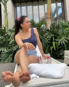 ડેનિમ શૉર્ટ્સ અને કૉલ્ડ શૉલ્ડર ક્રૉપ ટૉપ પહેરીને Shraddha Aryaએ બતાવ્યો સિઝલિંગ લૂક, સ્ટનિંગ લૂકથી પ્રીતાએ લૂંટી લીધી મહેફિલ.......