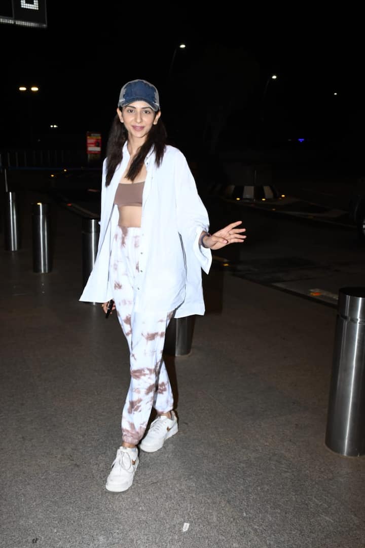 रकुल प्रीत सिंह (Rakul Preet Singh) बॉलीवुड की क्यूट एक्ट्रेसेस में से एक हैं और अक्सर अपनी सिंपलिसिटी से लोगों को दिल जीतती नजर आती हैं.