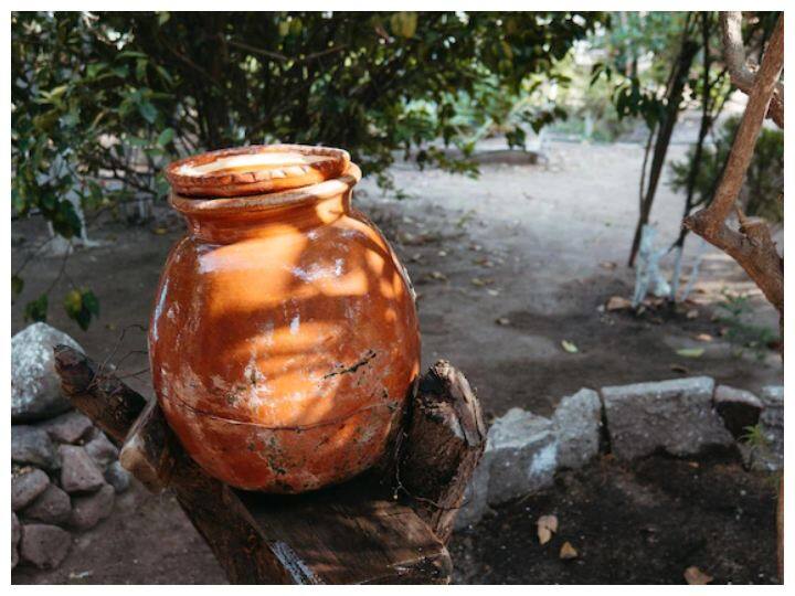 मिट्टी के बर्तन: मिट्टी के बर्तन में पानी पीने का एक तो फायदा है कि इसमें पानी नेचुरल तरीके से ठंडा रहता है. वहीं इसमें पानी पीने से इम्यूनिटी में सुधार लाता है और मेटाबॉलिज्म भी बेहतर होता है. पानी पीने के लिए प्लास्टिक के अलावा आप तीनों ही बर्तनों का इस्तेमाल कर सकते हैं.