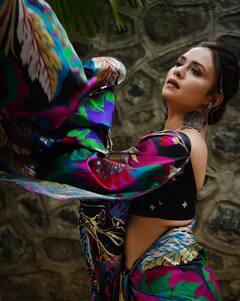 Amruta Khanvilkar : कलरफुल साडीत खुललं अमृताचं सौंदर्य; चंद्राचा हा लूक पाहिलात?