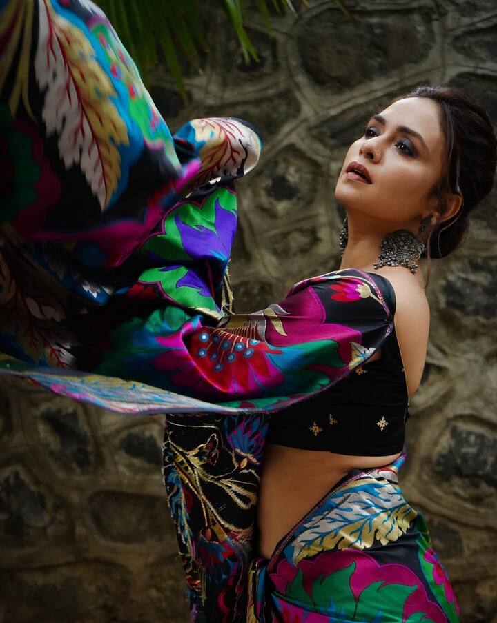 अमृतानं नुकतेच तिच्या हटके स्टाईलमधील फोटो सोशल मीडियावर शेअर केले आहेत. (Amruta Khanvilkar/Instagram)