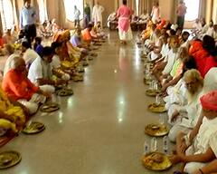 Ahmedabad Jagannath Rathyatra 2022: બે વર્ષ બાદ જગન્નાથ મંદિરમાં યોજાયો ભંડારો, સાધુ-સંતોને પીરસાયો ભોજનનો રસથાળ