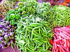 Vegetables Price List : இறங்கிய தக்காளி.. விண்ணை முட்டும் பீன்ஸ்.. இன்றைய காய்கறி விலை இதுதான்!