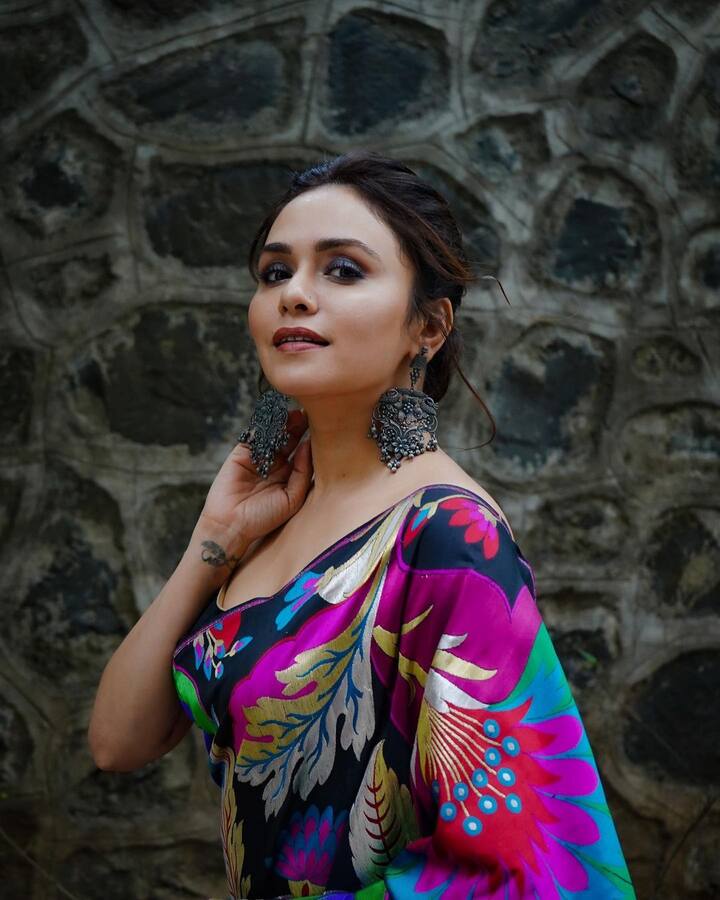 अमृताच्या सोशल मीडियावरील पोस्टला नेटकऱ्यांची पसंती मिळते.  (Amruta Khanvilkar/Instagram)