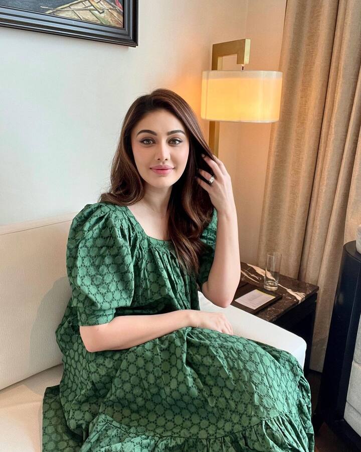 शेफालीने या फोटोशूटमध्ये हिरव्या रंगाचा ड्रेस परिधान केला आहे. तिने न्यूड मेकअपसह तिचा लूक पूर्ण केला आहे.(photo:shefalijariwala/ig)