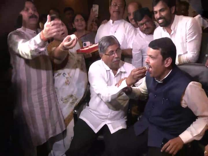 BJP In Celebration Mode As CM Uddhav Bows Out. Sweets & Slogans In Support Of Fadnavis BJP In Celebration Mode As CM Uddhav Bows Out. Sweets & Slogans In Support Of Fadnavis
