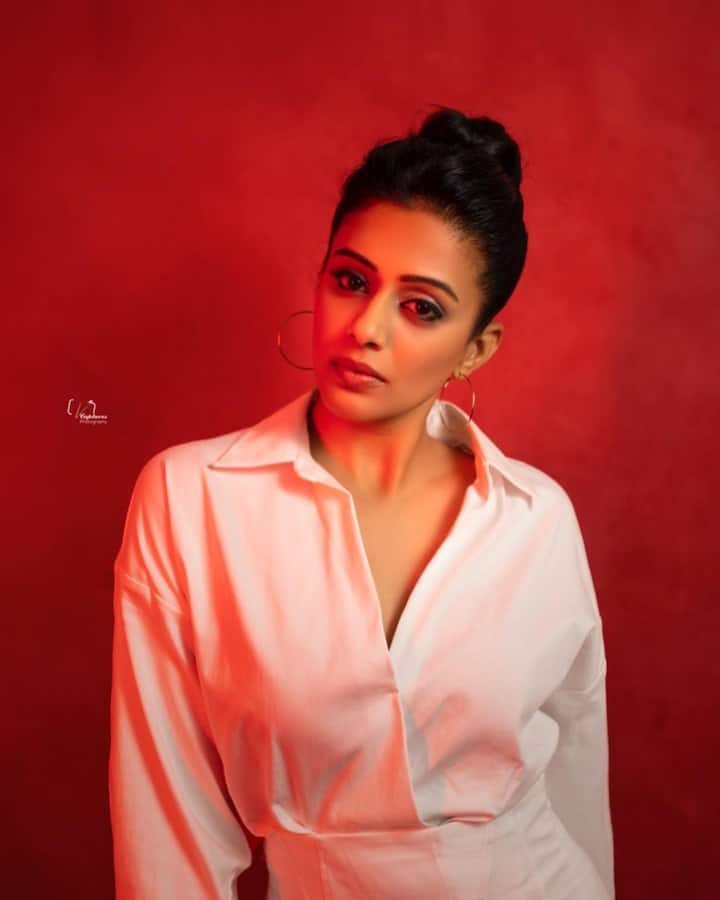 రీసెంట్ గా ప్రియమణి షేర్ చేసిన ఫొటోస్ చూసిన సినీ ప్రియులు..ఈమె లేడీ నాగార్జునలా తయారైందే..ఏజ్ తో పాటూ అందం పెరుగుతోందని స్వీట్ కామెంట్స్ పెడుతున్నారు.