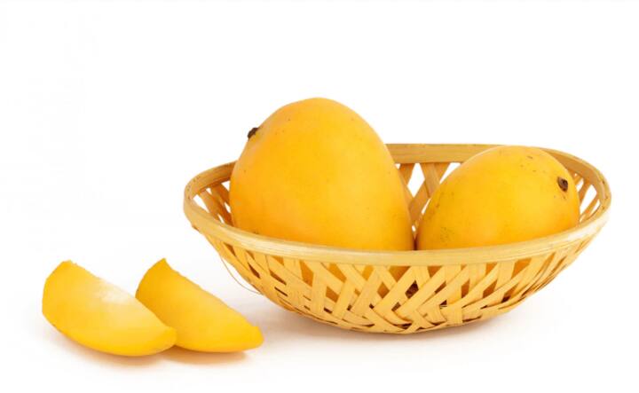 गर्मी के सीजन में सबसे अधिक आम का सेवन किया जाता है. इस सीजन में आपको आम की कई वैरायटीज खाने के लिए मिल जाती हैं. ऐसे में हम सभी काफी ज्यादा आम खाते हैं, लेकिन क्या आप आम खाने के तुरंत बाद करेला, दही या पानी का सेवन करते हैं? अगर हां तो इससे आपके शरीर को नुकसान हो सकता है. आइए जानते हैं आम खाने के बाद क्या नहीं खाना चाहिए? (Photo - Freepik)