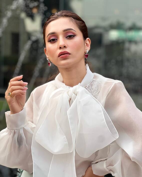 সাদা-গোলাপিতে মিমির স্টাইল স্টেটমেন্ট