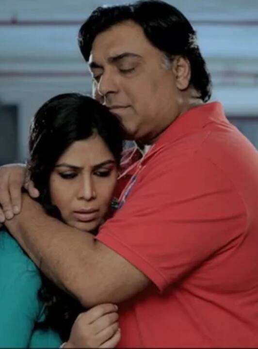 राम कपूर और साक्षी तंवर की 'कर ले तू भी मोहब्बत' (Karle Tu Bhi Mohabbat) एक ऐसी वेब सीरीज है, जो प्यार के अलग मायने सिखाएगी. छोटे पर्दे पर इन दोनों स्टार्स की जोड़ी को एक समय पर काफी पसंद किया गया था. ओटीटी प्लेटफॉर्म ऑल्ट बालाजी पर इस जोड़ी को एक बार फिर आप साथ देख सकेंगे.