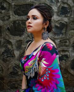 Amruta Khanvilkar : कलरफुल साडीत खुललं अमृताचं सौंदर्य; चंद्राचा हा लूक पाहिलात?