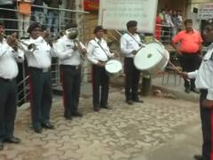 Gorakhpur News: अपराधियों पर नकेल कसने की अनूठी पहल, ये काम करने पर पुलिस बैंड के साथ घर पहुंचकर अधिकारी करेंगे सम्मानित