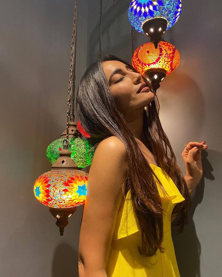 फोटोज में येलो कलर की ड्रेस में सुरभि ज्योति बेहद खूबसूरत लग रही थीं. उन्होंने अपने बालों को खुला छोड़कर लाइट मेकअप के साथ अपने लुक को निखारा है.