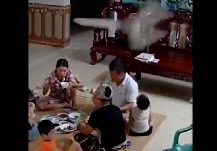 Ceiling Fan Falls Over A Family During Dinner Video Viral On Social Media Viral Video: સાથે બેસીને જમી રહ્યો હતો પરિવાર અને અચાનક ચાલુ પંખો માથે પડ્યો, જુઓ વીડિયો