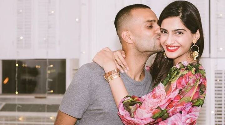 आनंद अहूजा (Anand Ahuja) ने सोनम कपूर (Sonam Kapoor) को प्रपोज़ करने के लिए काफी कुछ प्लान कर लिया था. हालंकि जैसा उन्होंने सोचा ता वैसे नहीं हो पाया. जिसके बाद न्यूयॉर्क की बीच सड़क पर आनंद ने सोनम से उनका हाथ मांगा था.