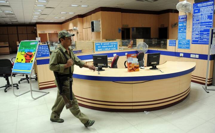 इंटरनेट बैंकिंग यूजर आईडी और पासवर्ड बनाते समय कुछ सवाल पूछे जाएंगे, जिनके जवाब आपको दर्ज करने हैं. इसके बाद आप बिना मुश्किल के अपनी इंटरनेट बैंकिंग सुविधा का लाभ उठा सकते हैं.