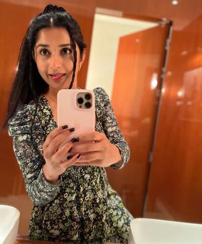 Actress Meera Jasmine: கொஞ்சம் சிரித்தாய் கொஞ்சம் மறைத்தாய்.. நடிகை மீரா ஜாஸ்மின் லேட்டஸ்ட் க்ளிக்ஸ் !